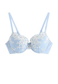 Vaaleansininen rintaliivi, jossa on kukkakuvioinen pitsikerros, pehmustetut kupit, säädettävät olkaimet ja sileä pinta. Taustalla on koukku- ja lenkki-kiinnitys.