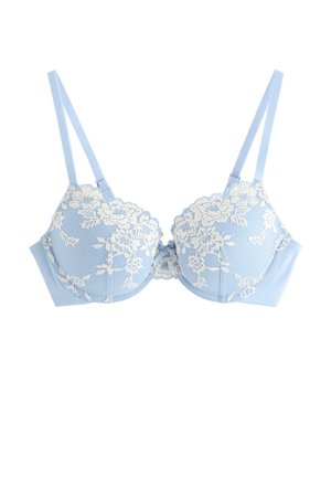 Vaaleansininen rintaliivi, jossa on kukkakuvioinen pitsikerros, pehmustetut kupit, säädettävät olkaimet ja sileä pinta. Taustalla on koukku- ja lenkki-kiinnitys.