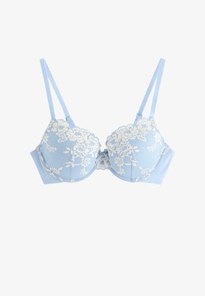Ljusblå bh med blommig spetsöverdrag, vadderade kupor, justerbara axelband och en mjuk textur. Har en krok-och-öga stängning på baksidan.