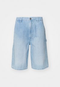 Jasnoniebieskie szorty dżinsowe w luźnym kroju, z jedną zapięciem na przedni guzik, szlufkami na pasek i kieszeniami bocznymi. Gładka tekstura.