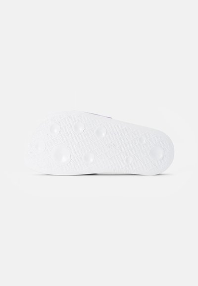 Sola de sapato de borracha branca com padrão texturizado apresentando grips circulares e hexagonais, perfil plano e acentos ligeiramente elevados.