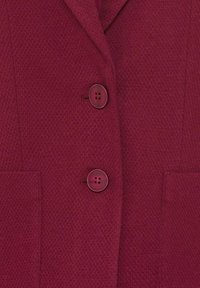 Bordeaux blazer met een gestructureerde stof, twee knopen en twee voordo pockets. De knoppen hebben dezelfde kleur en hebben elk vier gaatjes.