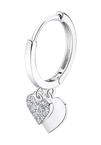 Boucle d'oreille en argent avec deux charm's en forme de cœur ; l'un est orné de cristaux transparents, l'autre est lisse et réfléchissant.