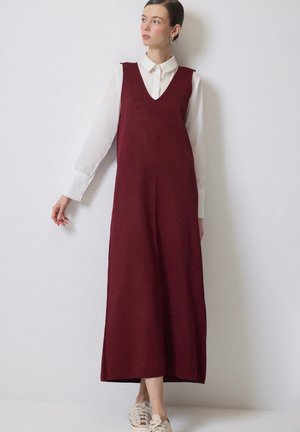 Svetríkové šaty - burgundy