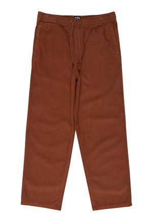 Pantaloni in velluto a coste color ruggine con vita con coulisse, vestibilità ampia e sottile texture a righe, senza tasche visibili o decorazioni.