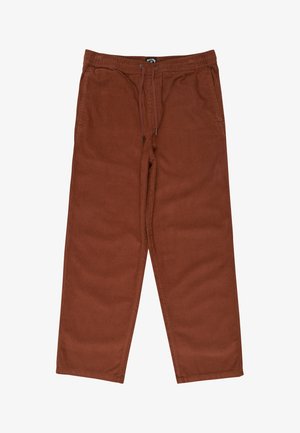 Roodbruine corduroybroek met een taillekoord, losse pasvorm en subtiele geribbelde textuur, zonder zichtbare zakken of versieringen.