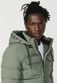 Koroshi Ziemas jaka - verde   green