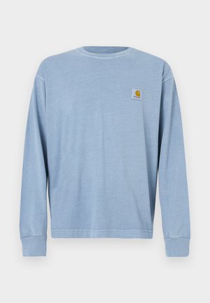 Chemise bleu clair à manches longues en tissu doux, avec un col rond, des poignets côtelés et un petit patch logo sur la poitrine gauche.