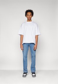 Pegador LOGO BOXY TEE - Pamata T-krekls - white gum white