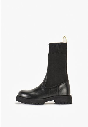 Enkellaarsjes met plateauzool - black
