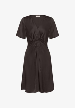 Zwarte satijnen knie-lange jurk met korte mouwen, V-hals en gedraaide knoopdetail in de taille.