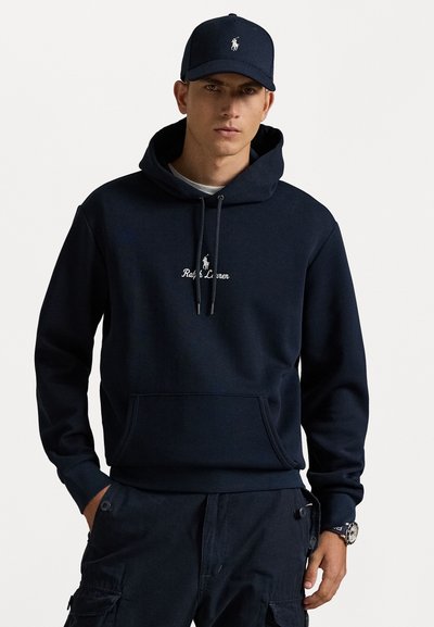 Hoodie bleu marine avec une poche kangourou et une capuche à cordon, arborant le texte et le logo "Ralph Lauren" en blanc au centre.