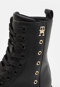 Tommy Hilfiger PIXIE UNISEX - Škornji z vezalkami - black