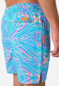 Spalvingi maudymosi šortai su sukimosi mėlynos ir rožinės spalvos raštu, elastingu juosmeniu, šoniniais ir galiniais užtrauktukų kišenėmis, su "OPPOSUITS" etikete.