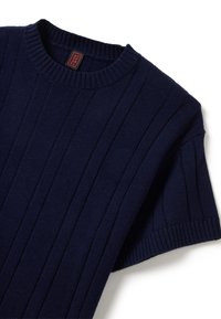 Pull en tricot bleu marine avec texture côtelée, encolure ronde et manches courtes. Présente des rayures verticales pour un détail supplémentaire.