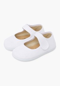 Scarpe Mary Jane bianche in tela con una fibbia in Velcro, punta arrotondata e una morbida fodera interna. La suola è realizzata in gomma flessibile.