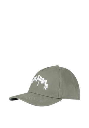 Cappellino da baseball verde oliva con logo testuale in stile gotico bianco sul davanti e visiera curva.