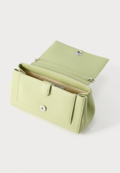 Πράσινη δερμάτινη τσάντα χειρός με δομημένο σχεδιασμό, που διαθέτει κούμπωμα με κλιπ, μία τσέπη και απαλή υφή, ανοιχτή για να αποκαλύψει εσωτερικό σε μπεζ χρώμα.