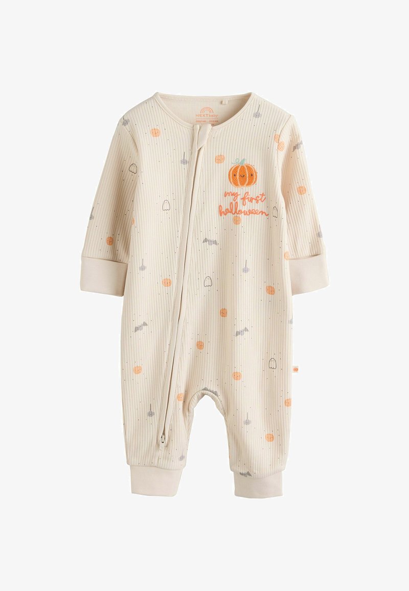 Baby-Schlafanzug in Cremeton mit gerippter Struktur, Halloween-Motiv Kürbis, Geist und Fledermaus Drucken und dem Text "my first halloween" auf der Brust.