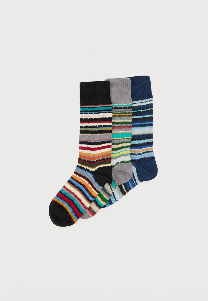 Trois paires de chaussettes colorées rayées en noir, gris et bleu marine, disposées en chevauchement sur un fond blanc.