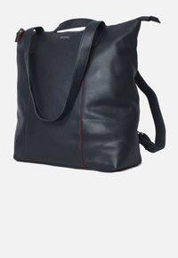 Leren tote bag in donkerblauw met een gestructureerde afwerking. Voorzien van rode stiksels, dubbele handgrepen en een ritsluiting. Eenvoudig, functioneel ontwerp.