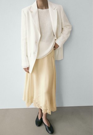 - Spódnica trapezowa