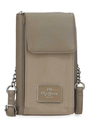 Pequeño bolso bandolera color topo con cierre de solapa, correa ajustable y placa metálica con el logo de la marca en el frente.