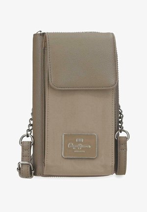 Pequeño bolso bandolera color topo con cierre de solapa, correa ajustable y placa metálica con el logo de la marca en el frente.