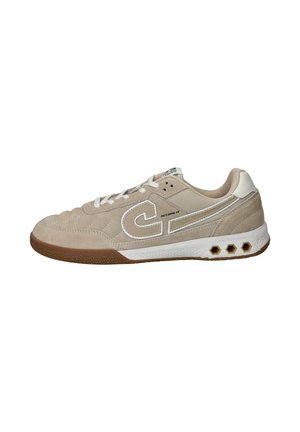 Chaussure de sport en daim beige avec lacets blancs, semelle en caoutchouc marron, logo latéral et trois trous de ventilation hexagonaux près du talon.