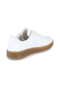 Witte sneaker met een gladde bovenkant van leerachtig materiaal, rubberen gum zool, ronde neus en subtiele stiksels. Veters vastgemaakt door oogjes.
