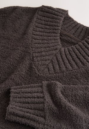 Mørkegrå tekstureret sweater med ribbet halsudskæring og manchetter, lavet af et blødt, loddent materiale med en løs pasform.