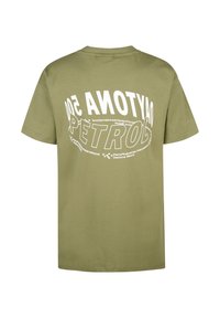 Olive zelené bavlněné tričko s krátkým rukávem, na zadní straně s velkým bílým textovým motivem zahrnujícím "Daytona 500" a "Petrol."