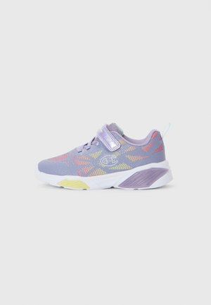 Chaussure de sport violette avec un design en mesh, accents multicolores, sangle ajustable et semelle blanche texturée. Présente un matériau léger.