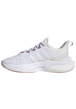 Hvid atletiksneaker med mesh-overdel, tre sidebånd, lilla snøreløkker, polstret sål og hæl-løfteflap, vist fra siden.