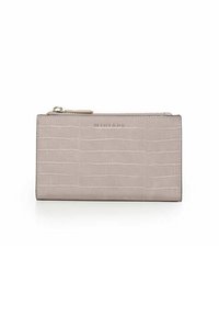 Portafoglio rettangolare in beige chiaro con texture coccodrillo, dotato di chiusura con zip metallica e nome del marchio impresso sul fronte.