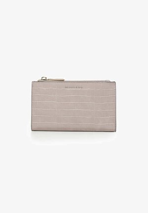 Portafoglio rettangolare in beige chiaro con texture coccodrillo, dotato di chiusura con zip metallica e nome del marchio impresso sul fronte.