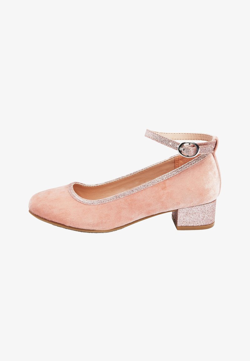 Chaussure basse en velours rose avec bride scintillante à la cheville et talon bloc scintillant assorti, vue de côté sur fond blanc.