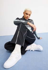 Nike Sportswear STREET - Bukser - black/light pumice white