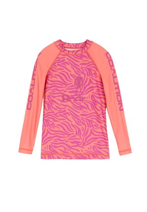 Rash guard z długim rękawem, zdobiony różowym wzorem zebry, z jednolitymi, jasnoróżowymi rękawami oraz logo umieszczonym na lewym rękawie. Tekstura materiału.