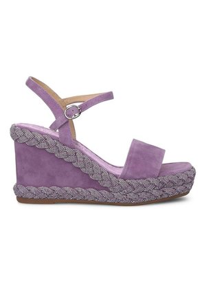 Sandali wedge viola con una larga fascia sopra il piede, cinturino alla caviglia regolabile e bordi decorati con perline lungo la suola.