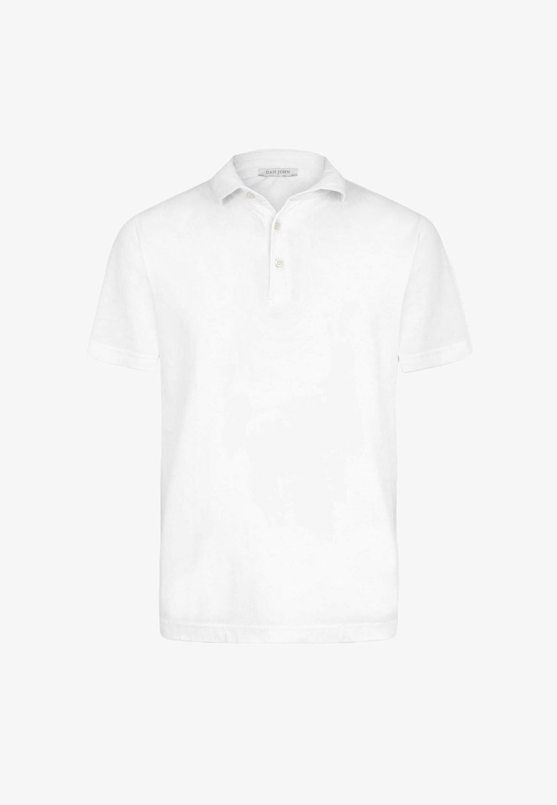 Polo blanco de manga corta con cuello y tapeta de tres botones, diseño liso, presentado sobre un fondo blanco.