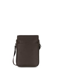 Borsa a tracolla in nylon marrone con finitura testurizzata, chiusura a patta e tracolla regolabile. Dotata di una tasca frontale e di una forma rettangolare elegante.