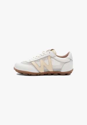 Sneaker casual bianca e beige con lati in mesh, chiusura frontale con lacci, suola in gomma e grande design "W" beige sul lato.