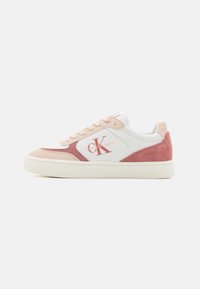 Vita och rosa lågskor med Calvin Klein Jeans-logotyp, övre del av nubuck och tygmix, samt krämfärgad gummisål, visad från sidan.