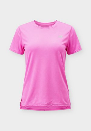Ryškiai rožinė sportinė trumpomis rankovėmis marškinėliai su apvalia iškirpte ir subtiliu logotipu virš kairės krūtinės pusės, ant vientiso fono.