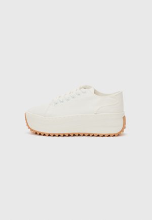 Trainers - white