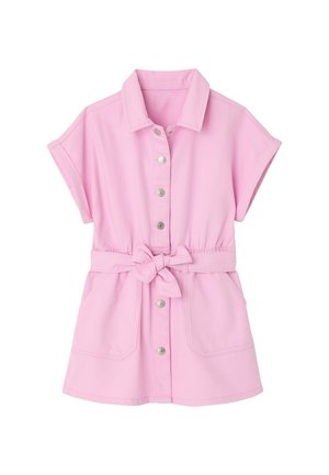 Hellrosa kurzärmeliges Hemdblusenkleid mit Kragen, Druckknöpfen am Vorderteil, gebundenem Taillengürtel und aufgesetzten Taschen vorne.