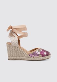 Espadrilles de cuña con suela de yute trenzado, parte superior de tela en beis y lentejuelas rosas, y tiras de satén entrelazadas. Diseño de tacón plano.