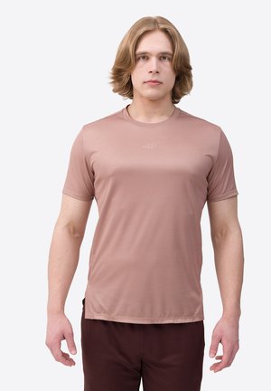 Lichtbruine, kort-gebouwde sportshirt gemaakt van ademend materiaal met een gestructureerde afwerking. Heeft een ronde hals en een subtiel logo op de borst.