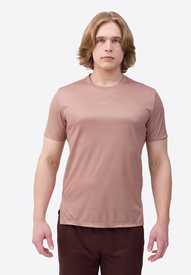 Hellbraunes, kurzärmliges Sportshirt aus atmungsaktivem Material mit strukturiertem Finish. Verfügt über einen Rundhalsausschnitt und ein dezentes Logo auf der Brust.